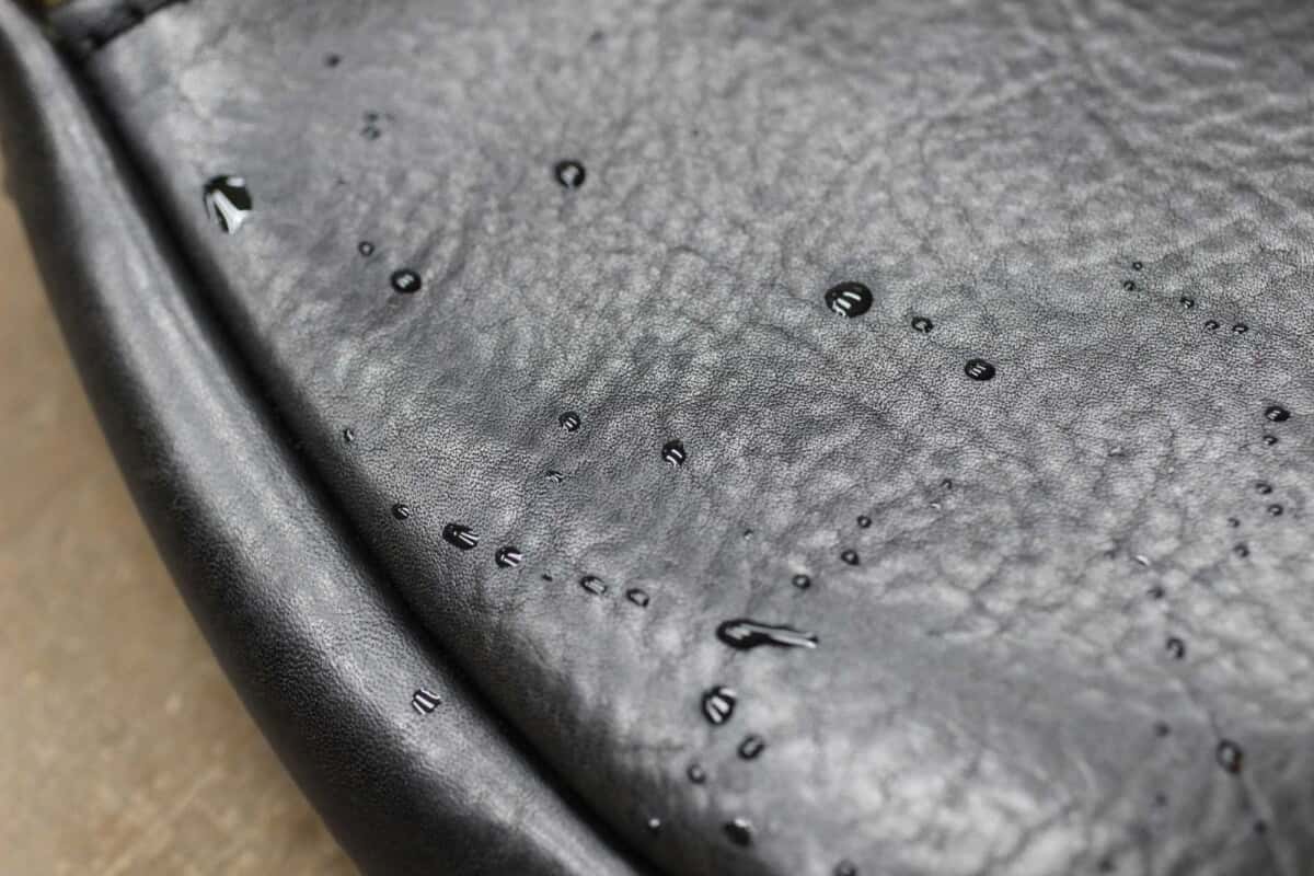 雨　水濡れ　革鞄