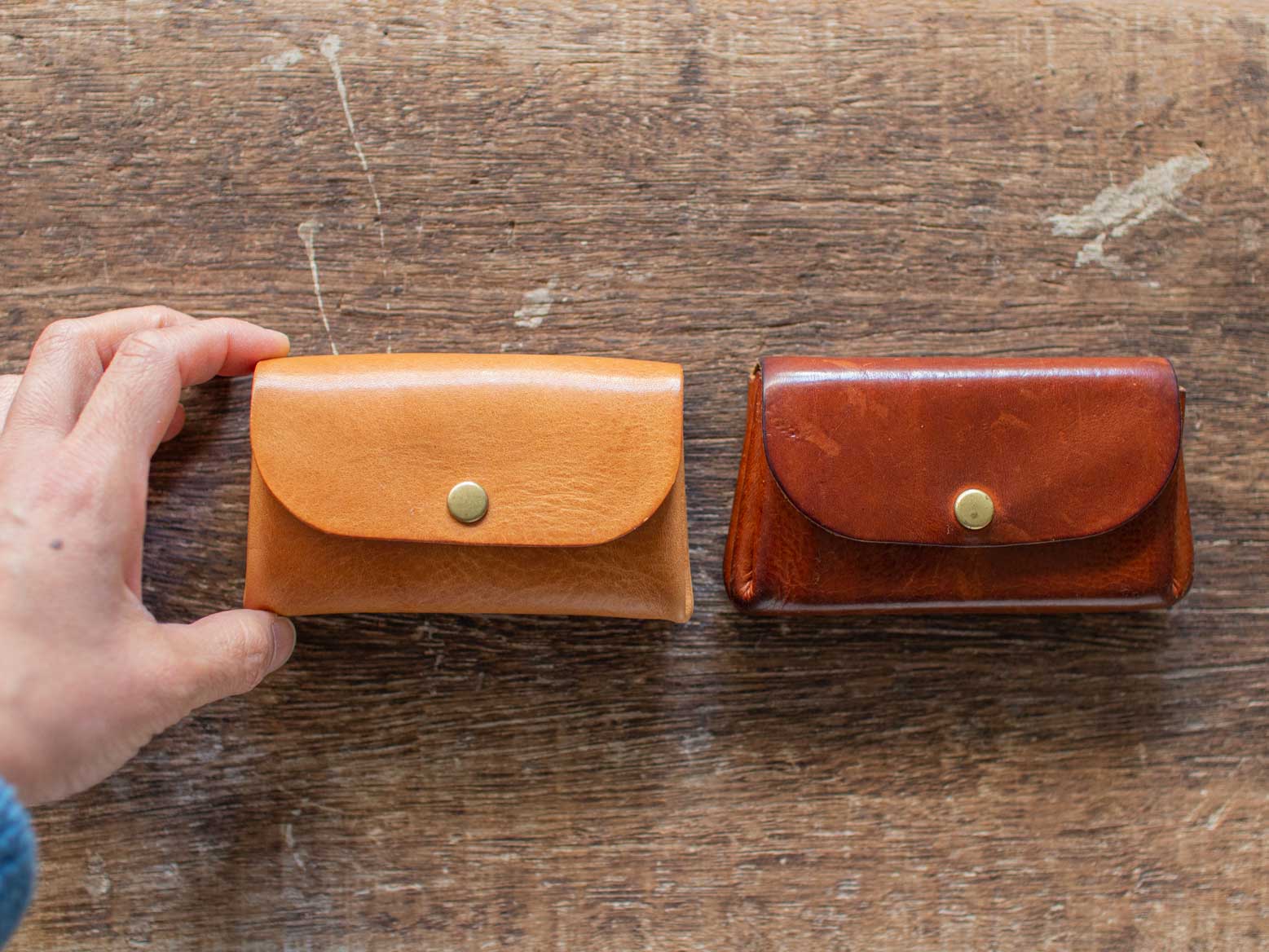 カシメミニ財布　ナチュラルのエイジング　左：新品　右：2年8ヶ月使用