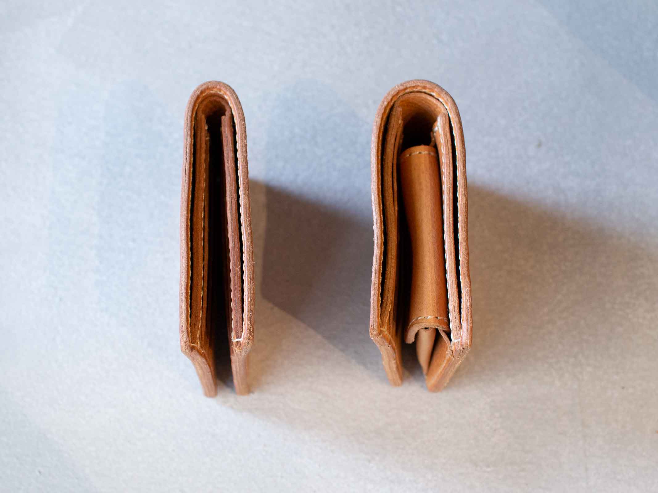 二つ折り財布（小銭入れなし）と二つ折り財布